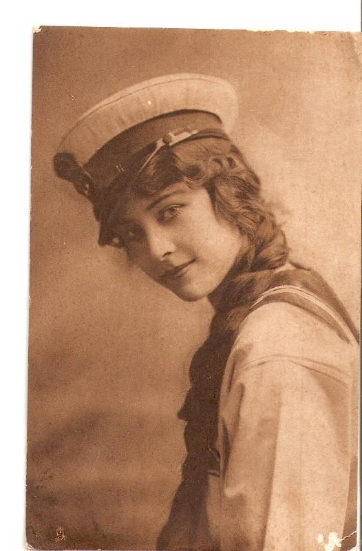 Postal 036287 : Chica con uniforme