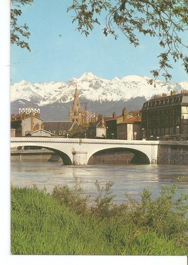 Postal 035003 : Grenoble. LEglise St-Andre et la chaine de Belledonne
