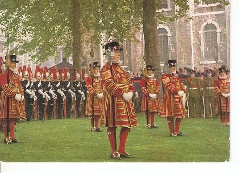 Postal 045001 : Tower of London. Yeomen Warders on parade at the Installation of a Constable