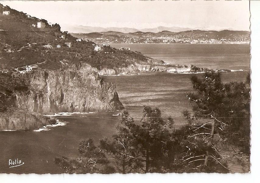 Postal 035743 : La Cote dAzur. La Route de la Corniche dOr. Cannes et les Alpes vues du Col de lEsquillon