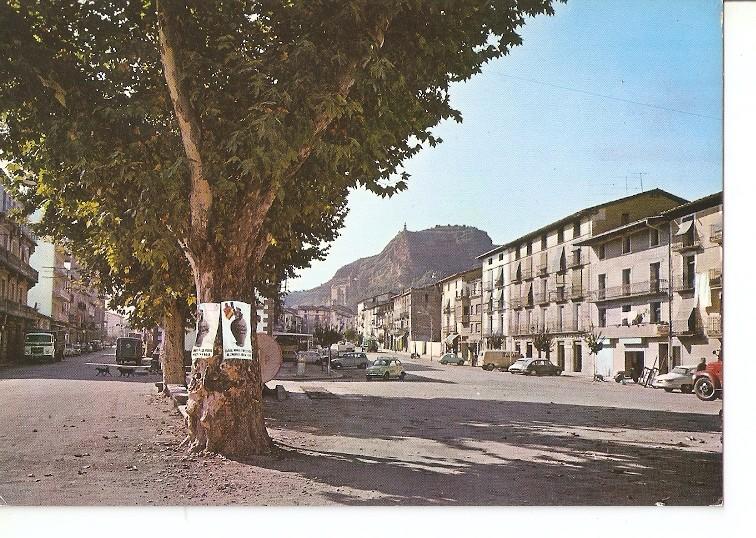 Postal 048760 : Graus. Calles Salamero (D. Jose) y Martires al fondo Virgen de la Peña