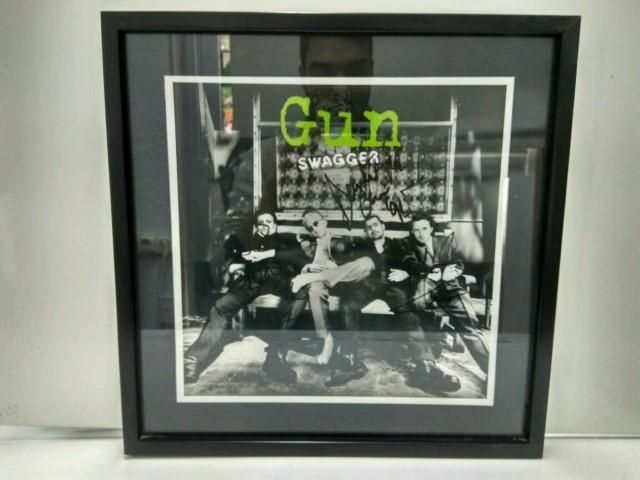 Autogrago/Autograph Vinilo: Disco del grupo escoces GUN - Swagger autografiado (1994)