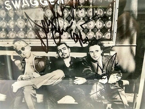 Autogrago/Autograph Vinilo: Disco del grupo escoces GUN - Swagger autografiado (1994)