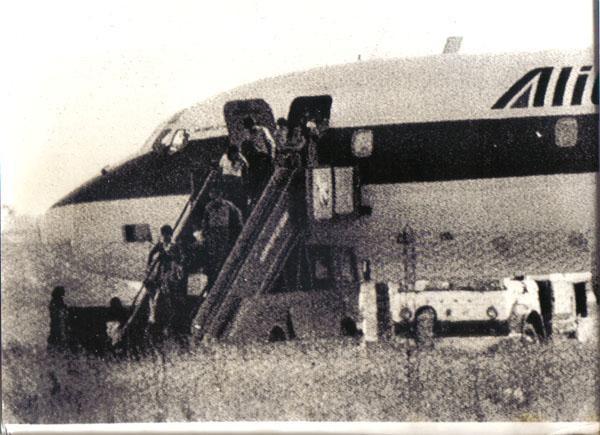 Foto Prensa numero 379: Pasajeros del avion DC-8, alitalia, 