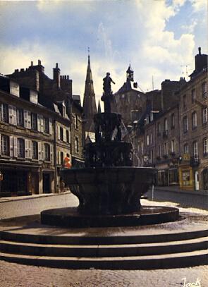 POSTAL 56765: Guincamp La Fontaine et la Basilique Bretagne