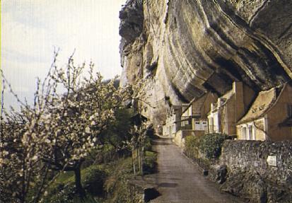 POSTAL 56805: Les Eyzies (Dordogne) Laugeria Basse Maisons troglodytes sur le Chemin de la Grotte du “Grand Roc”