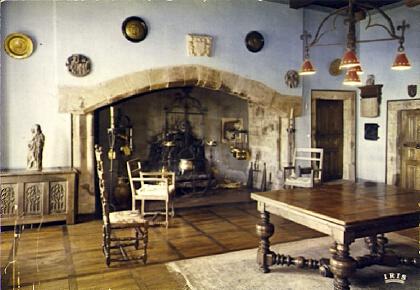 POSTAL 56855: Loubressac Le Lot Vieux manoir gothique La salle a manger Cheminee et meubles Louis XIII