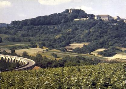 POSTAL 56893: Sancerre (Cher) Le viaduc et les vignobles