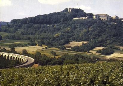 POSTAL 56933: Sancerre (Cher) Le viaduc et les vignobles