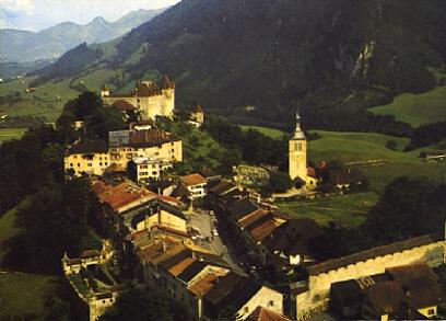 POSTAL 56945: Gruyeres Cite historique pres Bulle (Suisse)