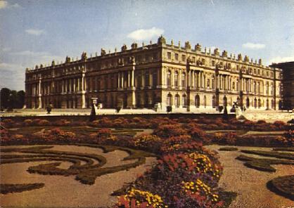 POSTAL 56952: Château de Versaille Facade on the Park Gardens a la Française