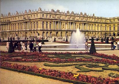 POSTAL 57021: Le chateau de Versailles et les parterres du Midi