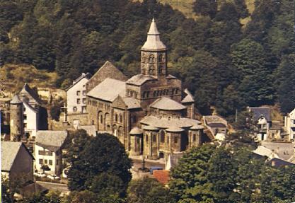 POSTAL 57022: Orcival (Puy de Dome) Eglise Romane