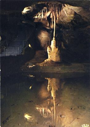 POSTAL 57112: En Quercy Entre Roc-Amadour Les Grottes de Lacave Lumiere noire