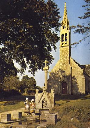POSTAL 57116: Vieilles Pierres Saintes et Folklore Pieta a la Fontaine du Drennec “Kiz Fouen” costumes de la Cornouaille