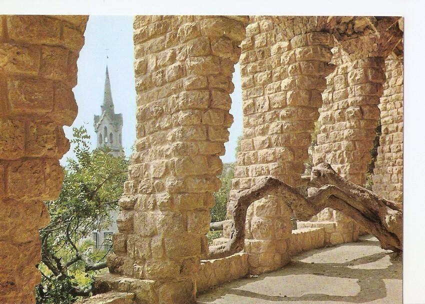 Postal 035295 : Barcelona. Parque Guell (arquitecto Gaudi). Arquitectura y torre de la Casa de Gaudi
