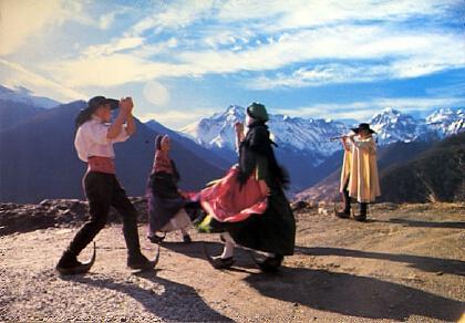 POSTAL 56528: En parcourant l Ariege (Couserans) Danse de la region du Biros La Castagne