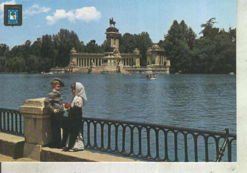 Postal 012406: Estanque del retiro con pareja tipica en Madrid