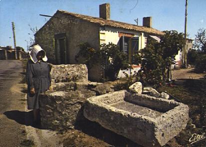 POSTAL 56909: La cote Atlantique La grand-mere au puits