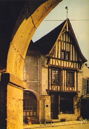 POSTAL 57143: Noyers sur Serein (Yonne) Maison des Sangliers de Bourgogne