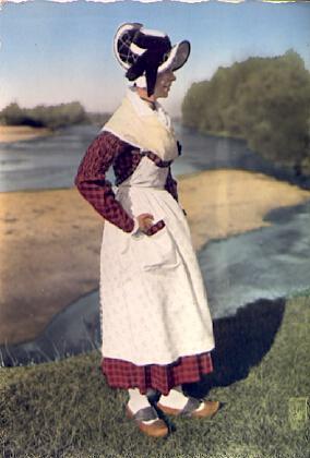 POSTAL 57199: Folklore Bourbonnais Jeune fille en costume regional