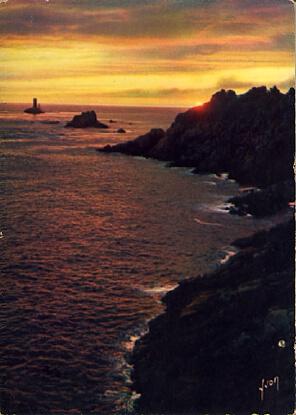 POSTAL 57229: La Pointe du Raz (Sud Finistere) Crepuscule sur la Pointe de l Eperon et le Phare de la Vieille