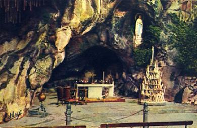 POSTAL 57306: Lourdes La Grotte Miraculeuse dont le nouvel Autel en marbre des Pyrenees