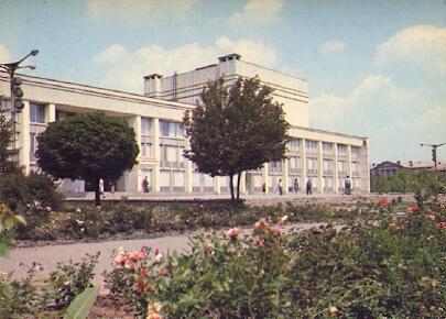 POSTAL 57406: Edificio ruso entre dos arboles