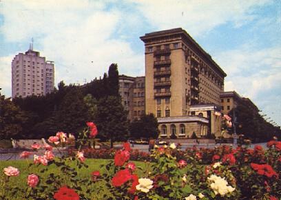 POSTAL 57409: Edificio sovietico tras jardin de flores