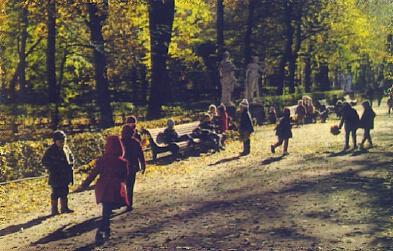 POSTAL 57422: Niños jugando en parque