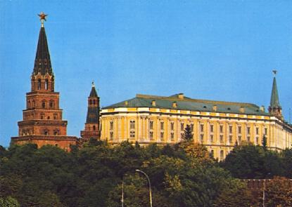 POSTAL 57428: Moscu edificios tras arboles altos