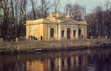 POSTAL 57440: Rusia edificio al lado de un rio