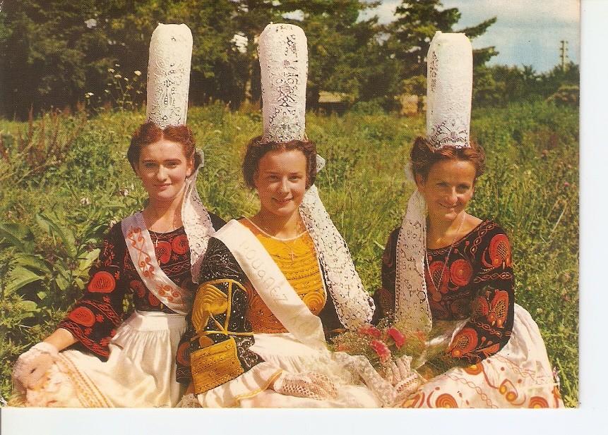 Postal 034409 : Folklore de Dretagne. Jeunes Filles en Costume Bigouden