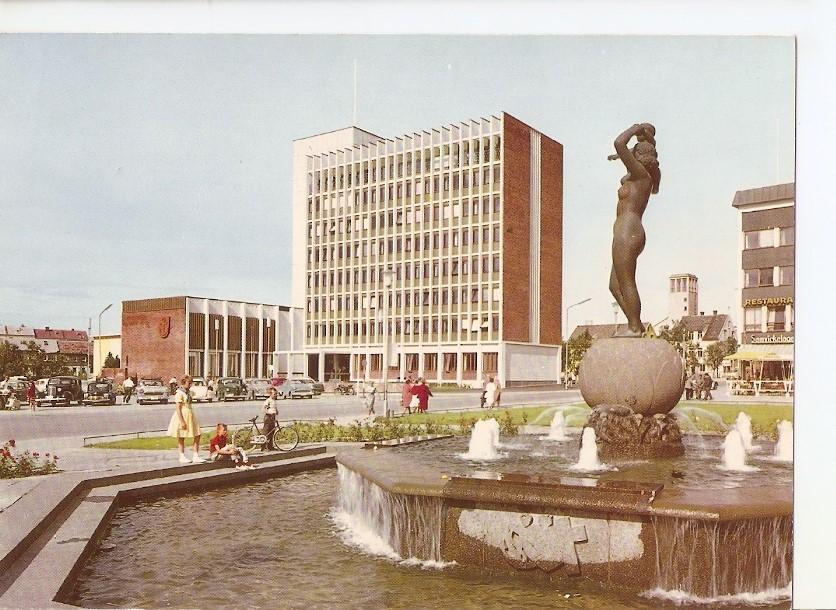 Postal 042114 : Norway. The Town Hall with the Liberty Memorial in the foregrand
