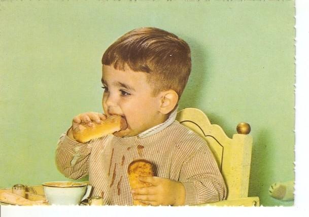 Postal 047057 : Niño almorzando