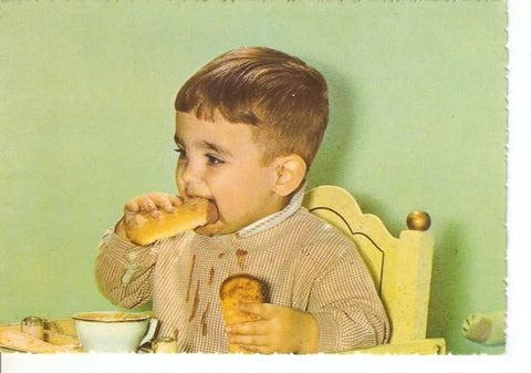 Postal 047057 : Niño almorzando