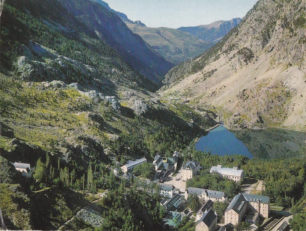 Postal 62042 : Balneario de Panticosa. Pirineo Aragones. Vista general. Al fondo El Escalar y Sabucos