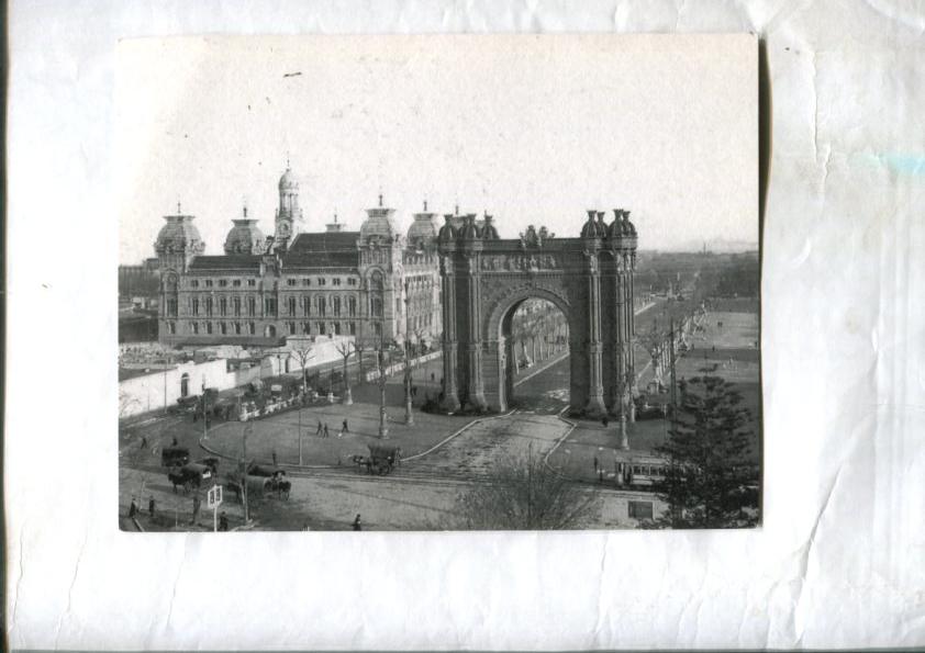 Foto/Tarjeta: 1900-1930: Arco de Triunfo en Barcelona en el antiguo Salon de Victor Pradera