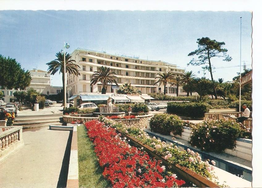 Postal 035415 : Reflets de la Cote dAzur. Juan-Les-Pins. Ses terrasses fleuries