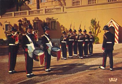 POSTAL 57522: Monaco Le Palais du Prince La Releve de la Garde