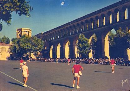 POSTAL 57530: Montpellier (Herault) Match de tambourins sous les arceaux