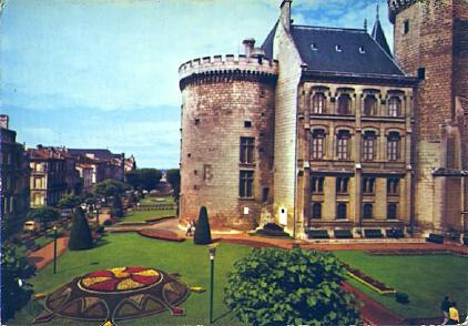 POSTAL 57558: Angouleme Tour de Valois et les Jardins de l Hotel de Ville