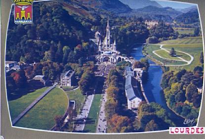 POSTAL 57581: Lourdes Vue aerienne sur la Basilique