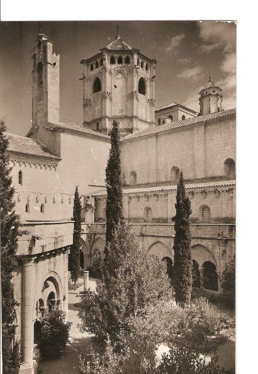 Postal 021915 : El cimborrio desde el jardin del claustro, real monasterio de Poblet