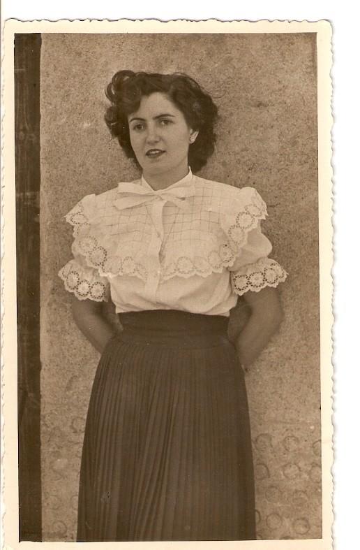 Postal 028033 : Mujer apoyada sobre una pared