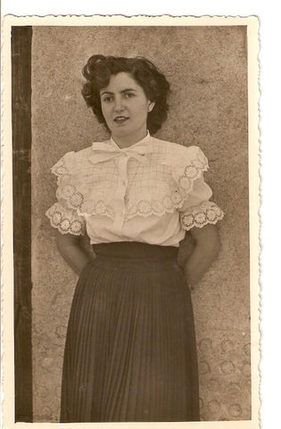 Postal 028033 : Mujer apoyada sobre una pared
