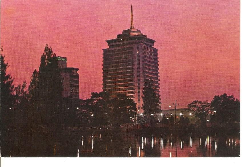 Postal 037455 : The Dusit Thani Hotel overlooking beatiful Lumpini Park in Bangkok