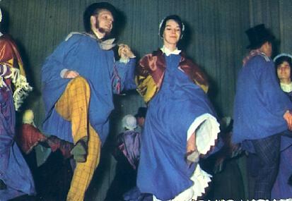 POSTAL 57649: “La Gouline” Groupe Folklorique Sarthois – La Gigouillette