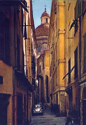 POSTAL 57728: Cote d Azur Nice La vieille ville La rue Halles aux Herbes