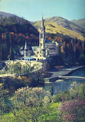 POSTAL 57733: Lourdes La Basilique le Gave et le nouveau Pont